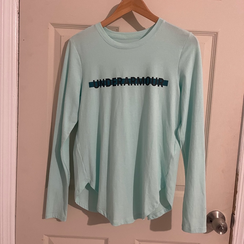 Underarmour long sleeve shirt. Loose fit